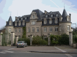 Le Château au bord de la route