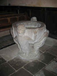 Le b�nitier en granite - Vue g�n�rale