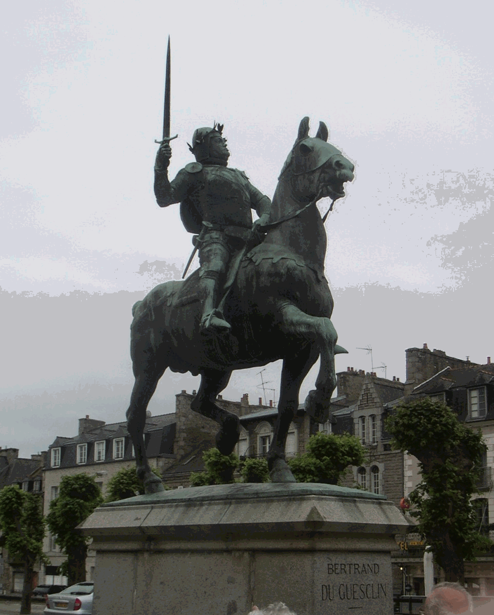 La statue �questre de du Guesclin qui semble bien encore d�fier l''Anglois"