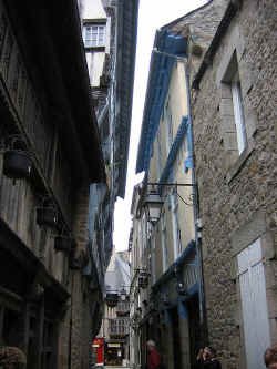 Rue �troite o� le risque �tait grand de se faire arroser ...