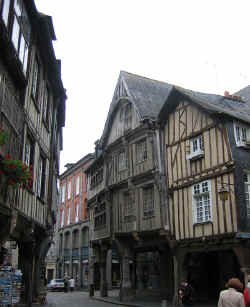 Rue de l'Apport. Les fa�ades des maisons au-dessus des porches  rappellent la poupe des navires de l'�poque ...