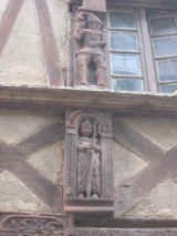 Repr�sentation d'un �v�que surmont� d'un fou.