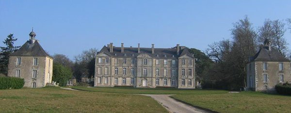 Chateau de Loyat: le ch�teau aux "cent fen�tres"