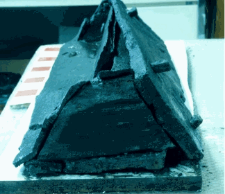 Fig.7�: Le cercueil de la tombe T.52�: les chevilles de bois sont encore en place